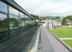 Bachweg 5, Dachterrasse mit Blick auf Geschäftshäuser am Bachweg 1 und 3.JPG